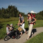 Familie aan het wandelen